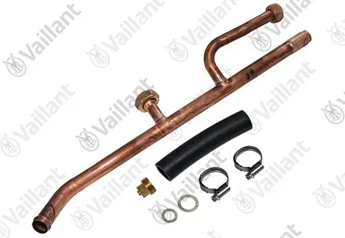 Kupferrohr mit zwei Anschlussstücken, einem schwarzen Schlauch und weiteren Kleinteilen. Vaillant-Produkt zur Verwendung in Heizungsanlagen.
